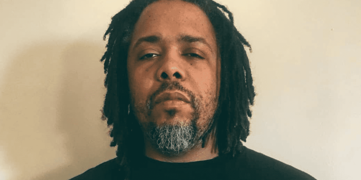 In this episode, Pastor Phil, Pastah Jay and DJ Ruckus are joined by special guest artist Point Ash. They discuss Point Ash's music, specifically his song "Land of Make Believe," which delves into the pain and struggles of the inner city.